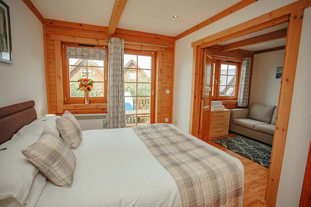Gwel an Mor - bedroom with sitting area