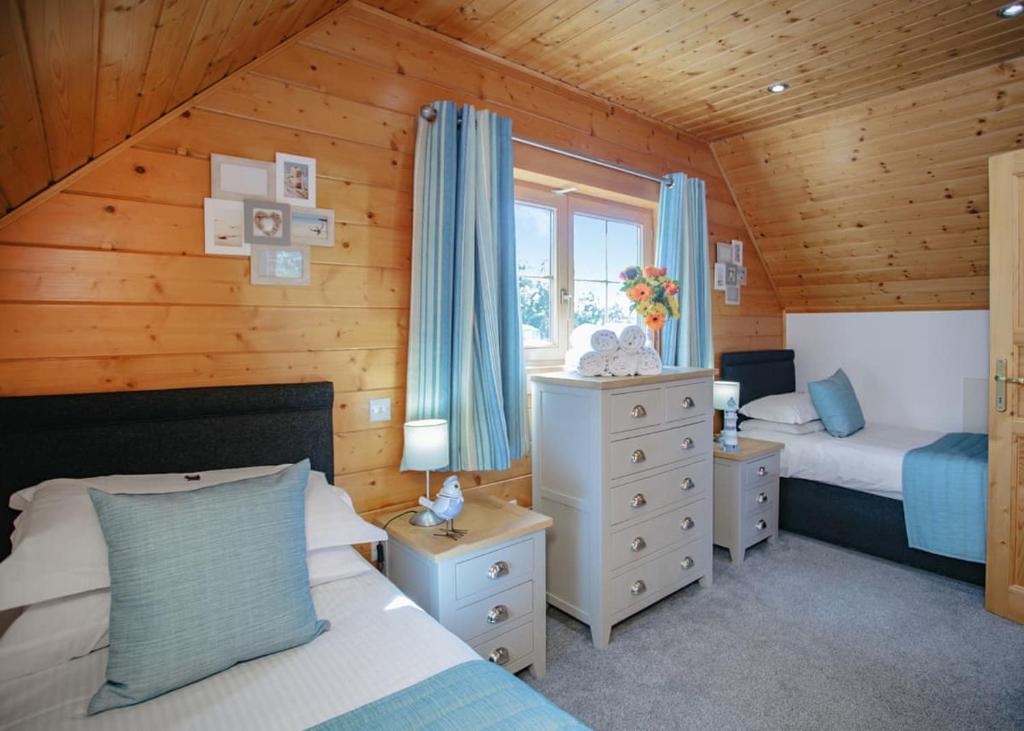 Gwel an Mor - Scandinavian twin bedroom