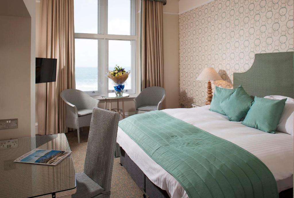 Headland Hotel & Spa – Bedroom with en-suite bathroom