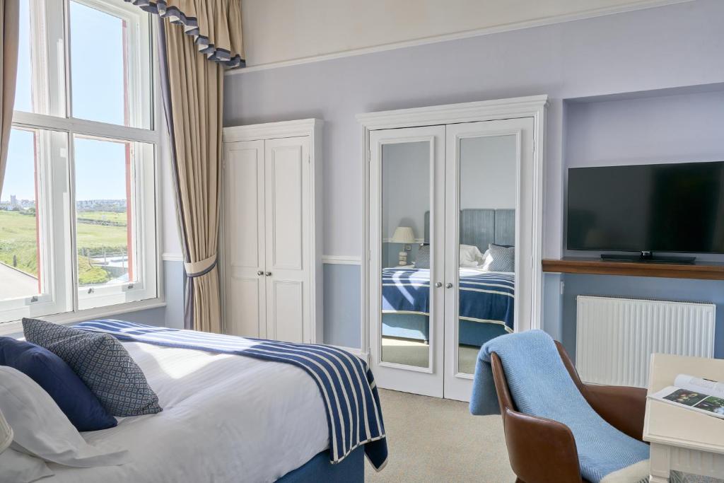 Headland Hotel & Spa – Bedroom with en-suite bathroom