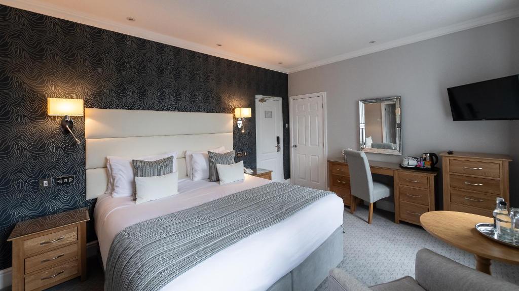 The Carlyon Bay Hotel and Spa – King-sized bedroom