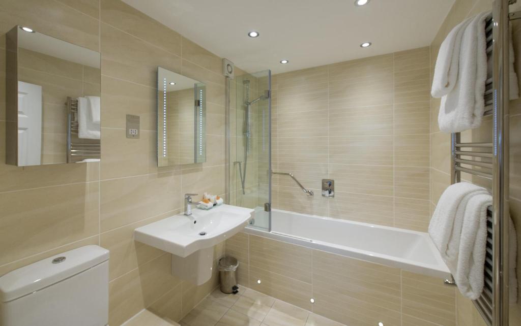 The Carlyon Bay Hotel and Spa – Bathroom