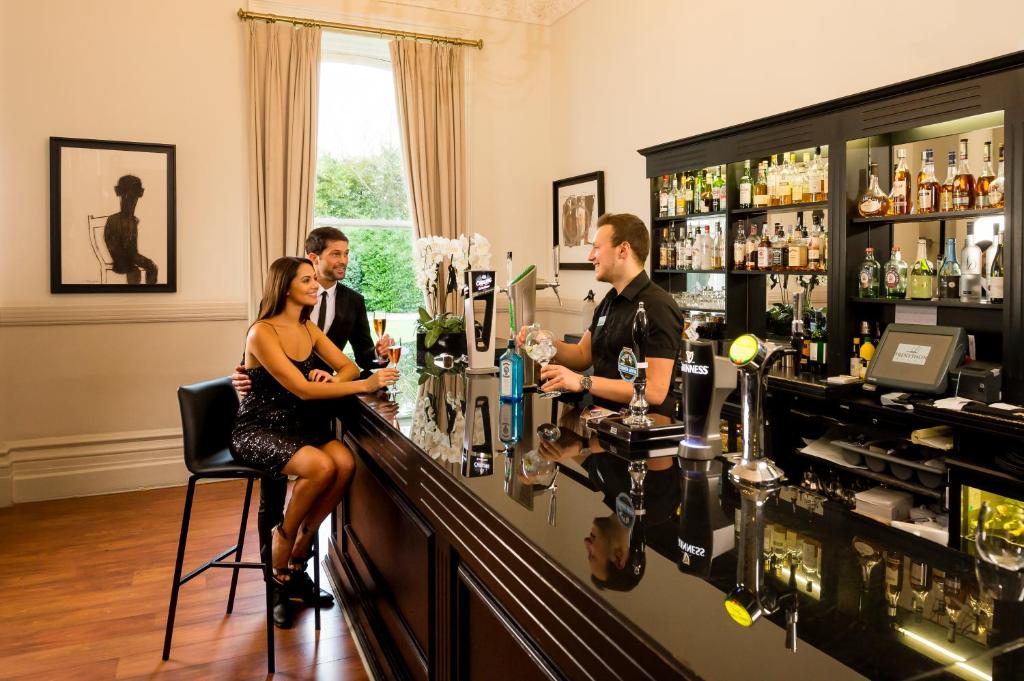 Trenython Manor Resort – bar and restaurant