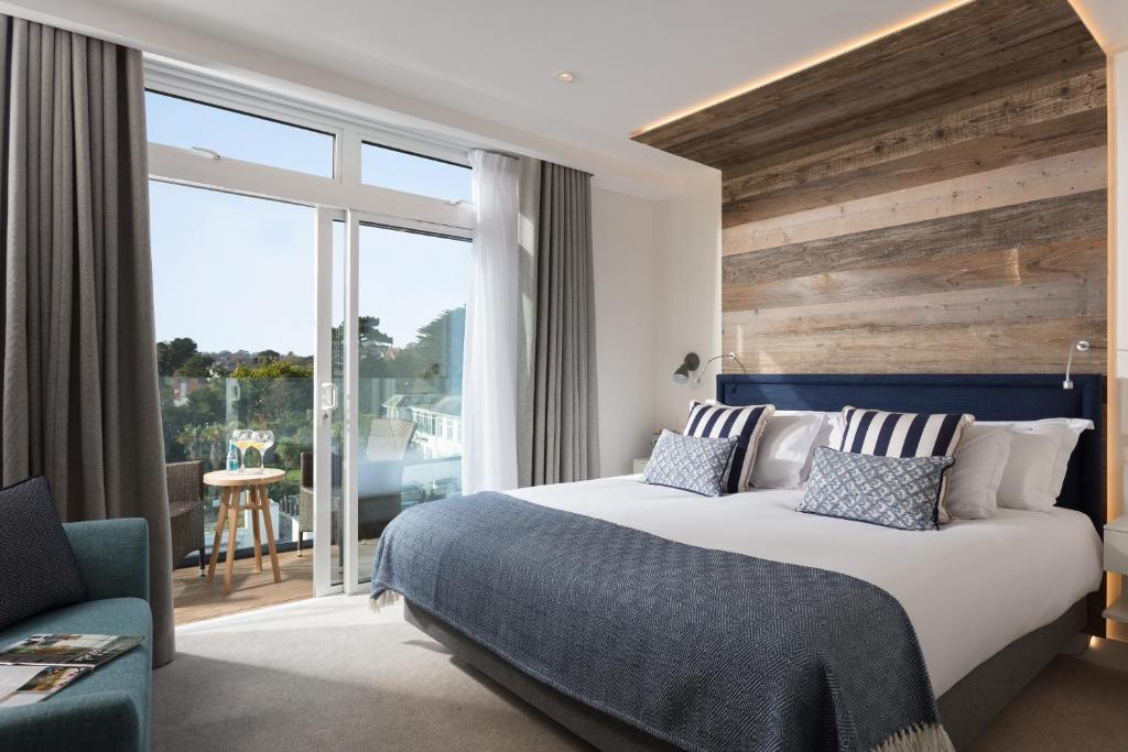 St Michaels Resort, Falmouth – En-suite bathroom with balcony