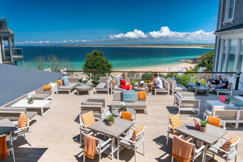 Harbour Hotel & Spa St Ives – Outdoor lounge area and restaurant