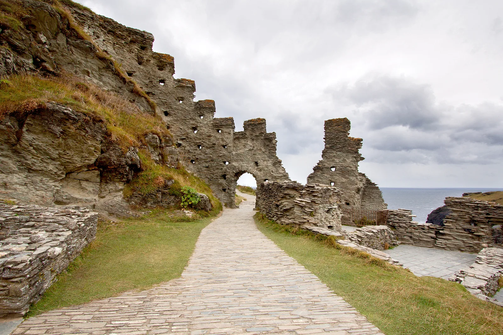 gallos statue (king arthur) tintagel, cornwall